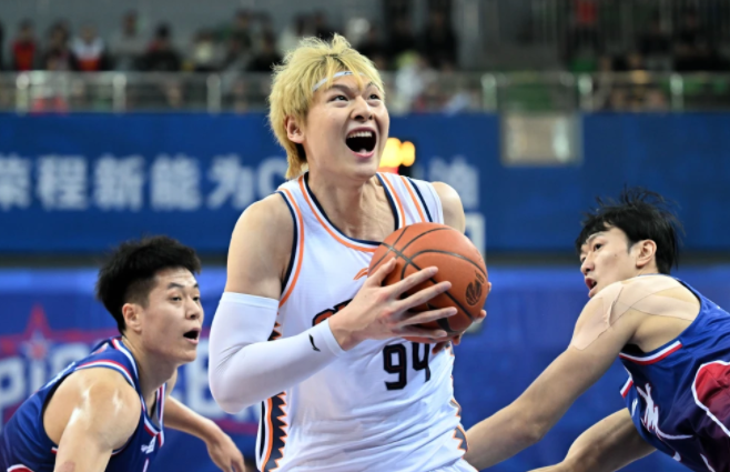 哈兰德巅峰对决，字母哥与50激战中国队分钟，关键助攻胜负难料！