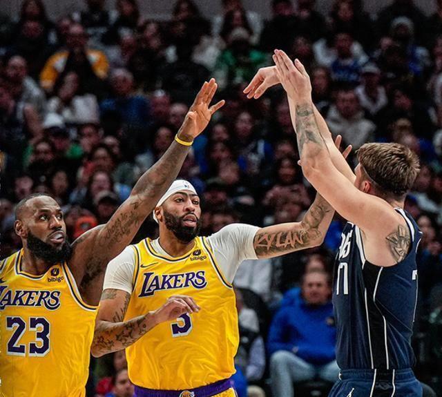 东契奇在勇士比赛中赛况扑朔迷离，赛况扑朔迷离引发热议！